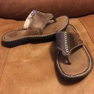 Brown leather UGG sandals/flip flops